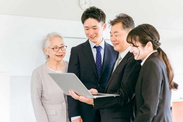 ショート動画運用代行の費用相場｜TikTok・Reels・Shorts対応